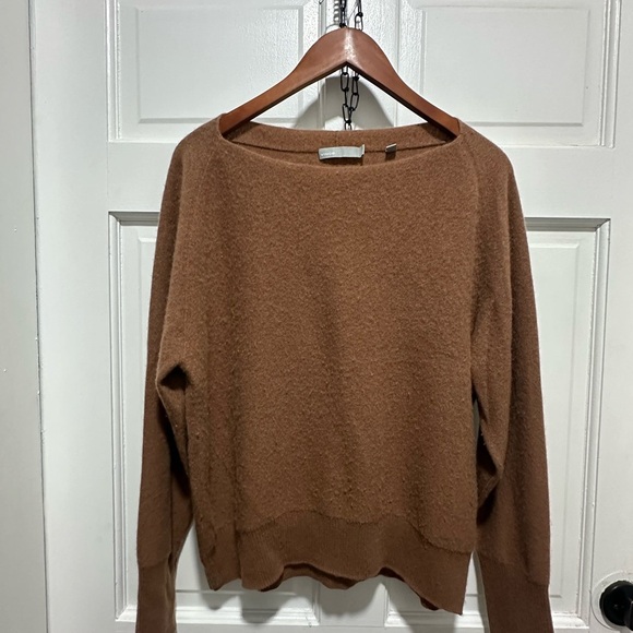 Vince 100% Cashmere Bateau Neckline Sweater Caramel Size Large - Picture 2 of 5